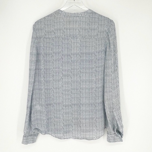 Fabric
-Silk

Measurements
-Length 24 1/2
-Bust 19 1/2

Size
-M - Picture 2 of 5